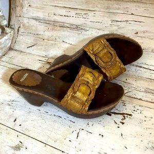 So pretty!!! Gently worn and like new! Size 10m.